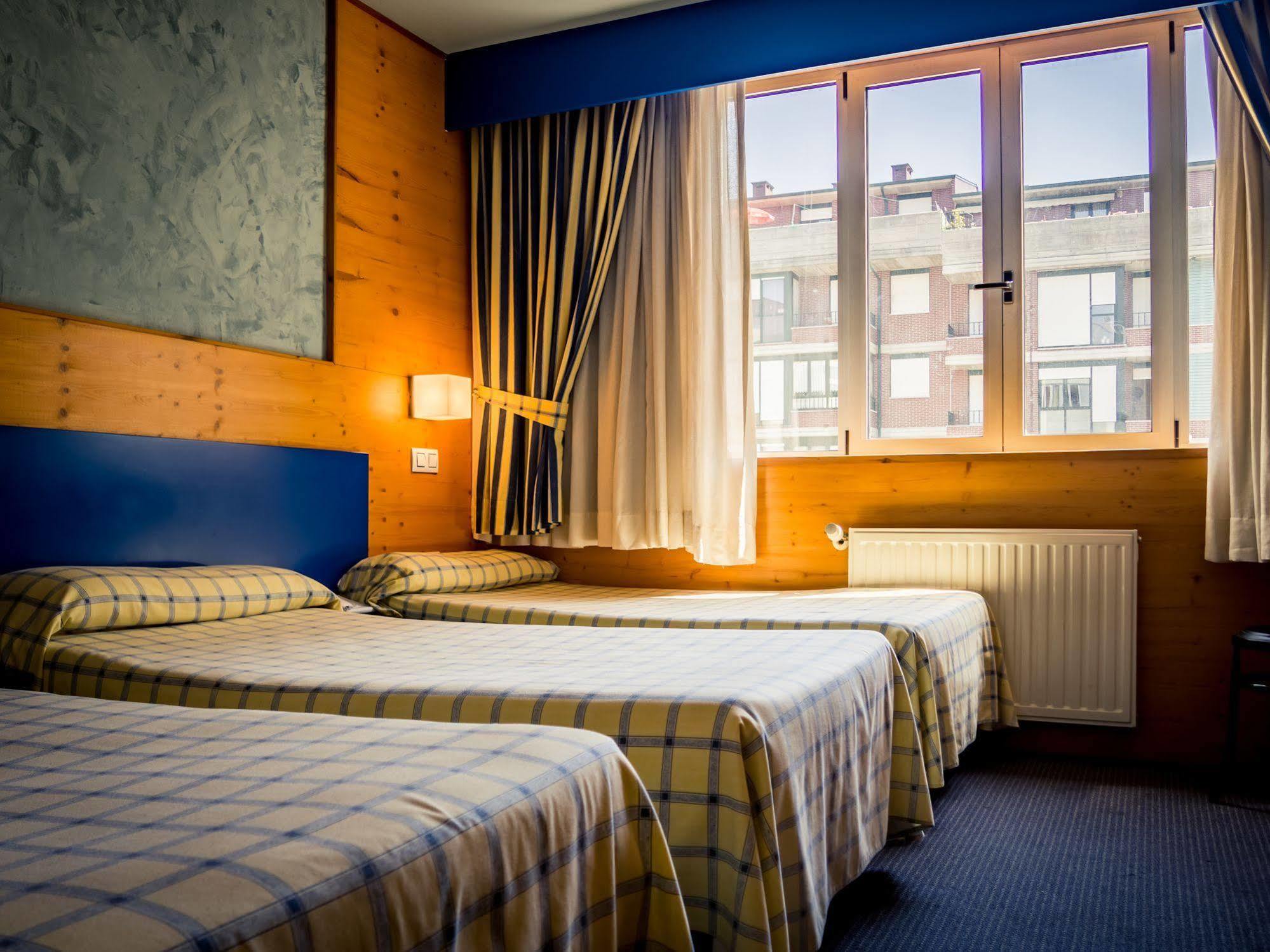 Hotel Bezana Lago ซานตาครูซ เด เบซานา ภายนอก รูปภาพ