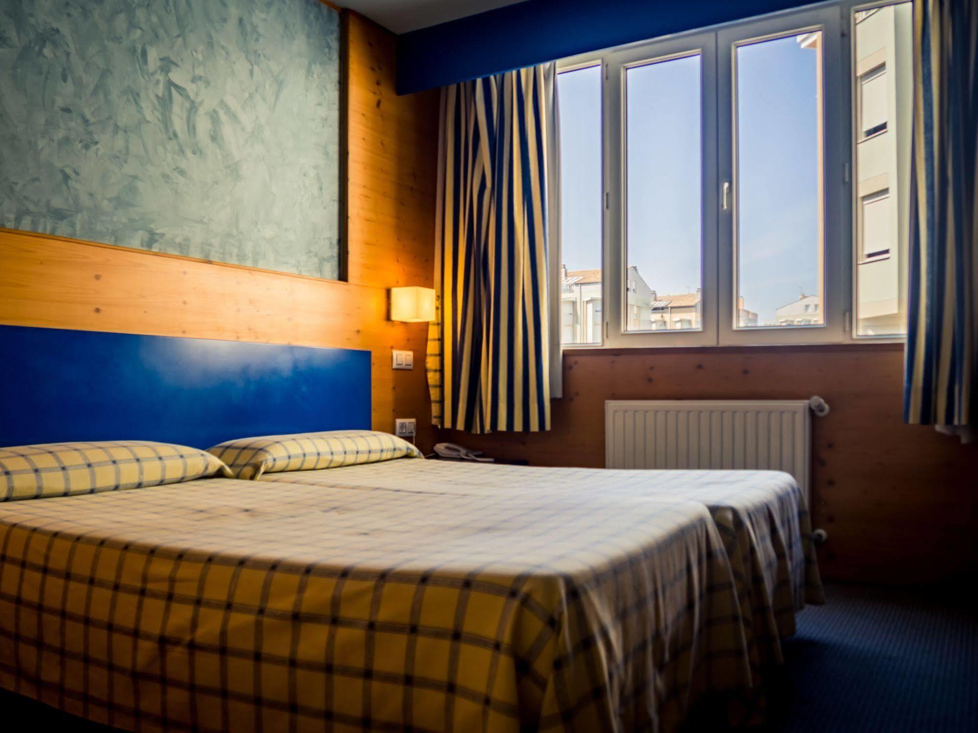 Hotel Bezana Lago ซานตาครูซ เด เบซานา ภายนอก รูปภาพ