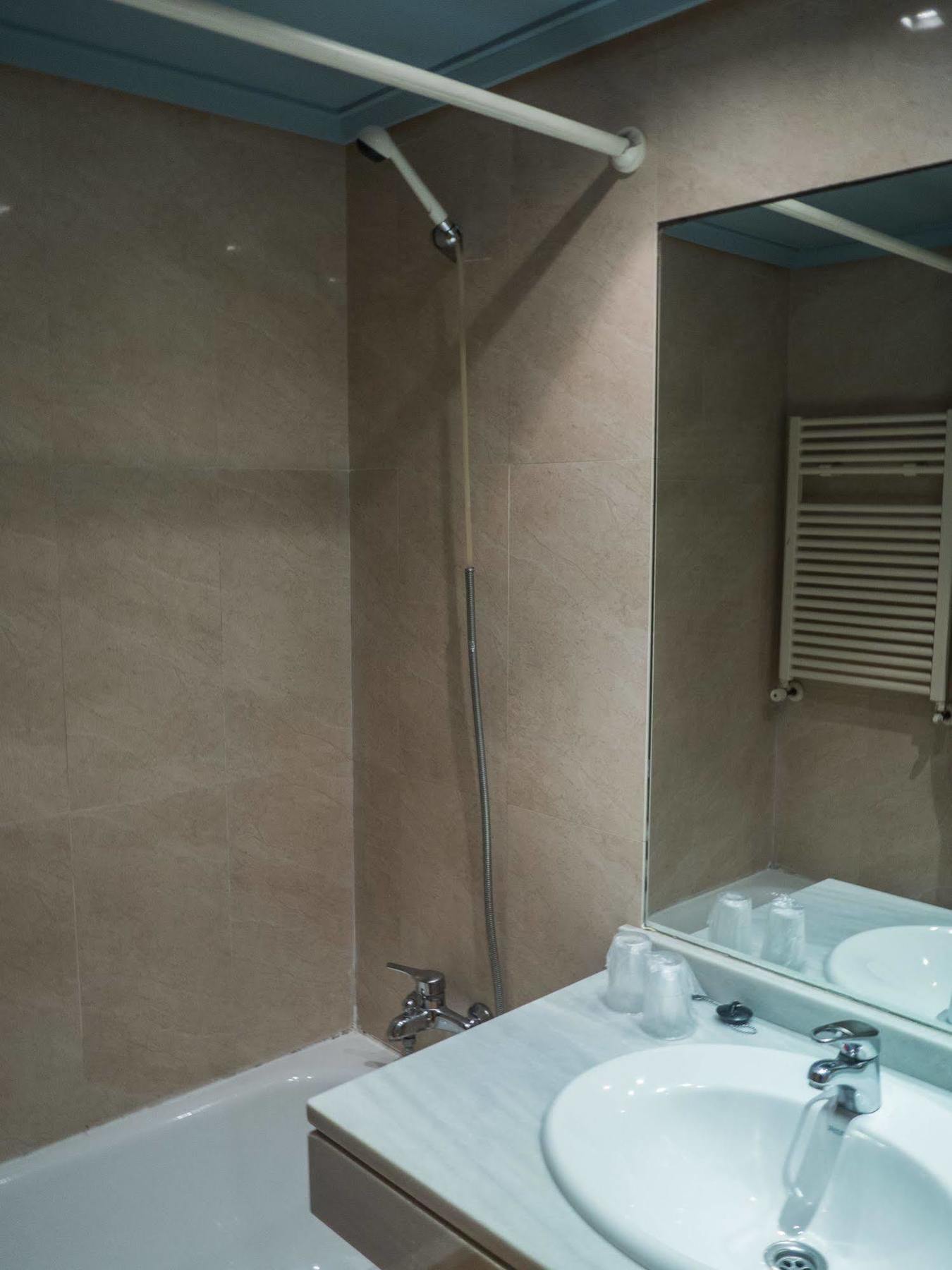 Hotel Bezana Lago ซานตาครูซ เด เบซานา ภายนอก รูปภาพ