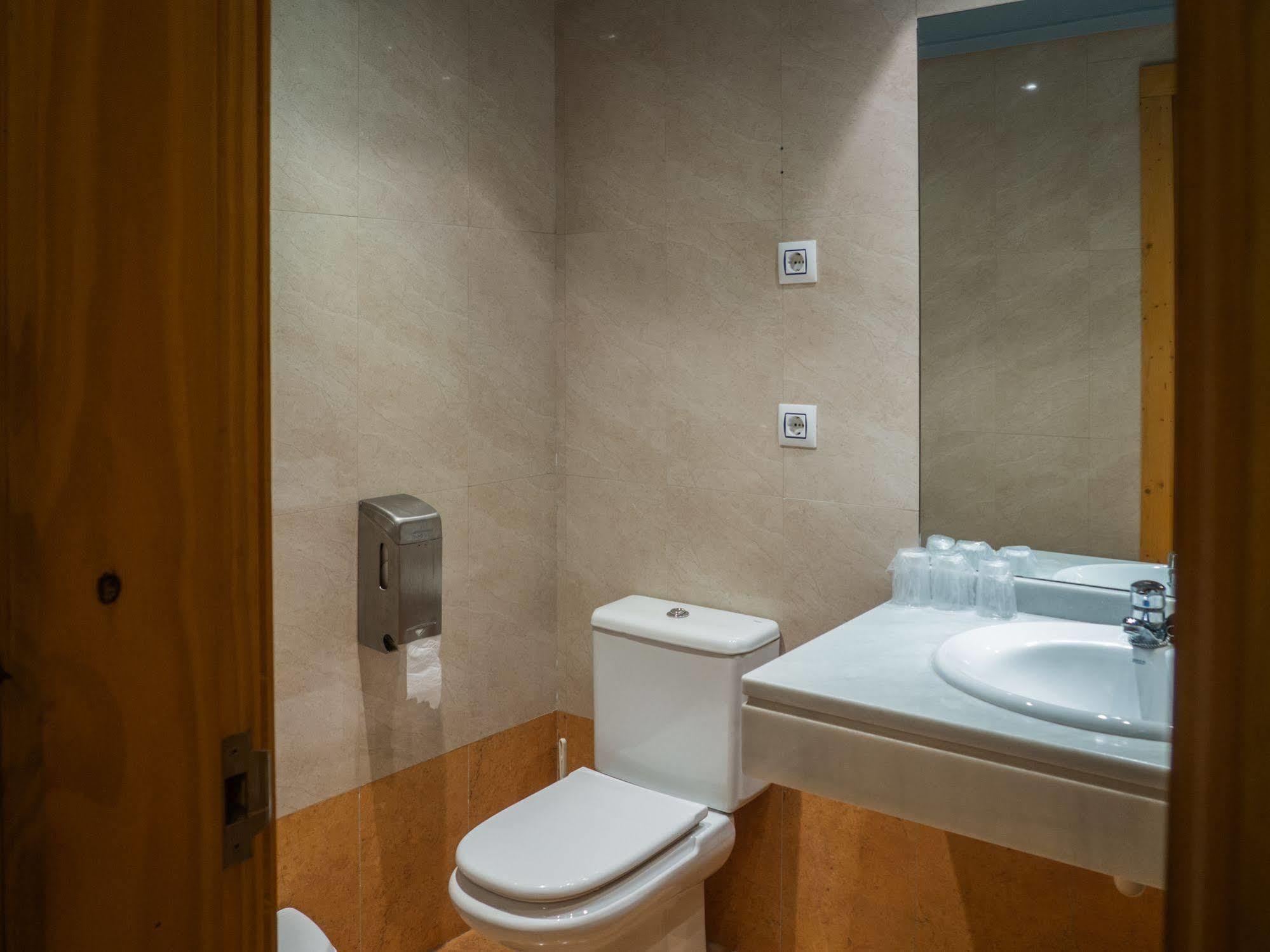 Hotel Bezana Lago ซานตาครูซ เด เบซานา ภายนอก รูปภาพ