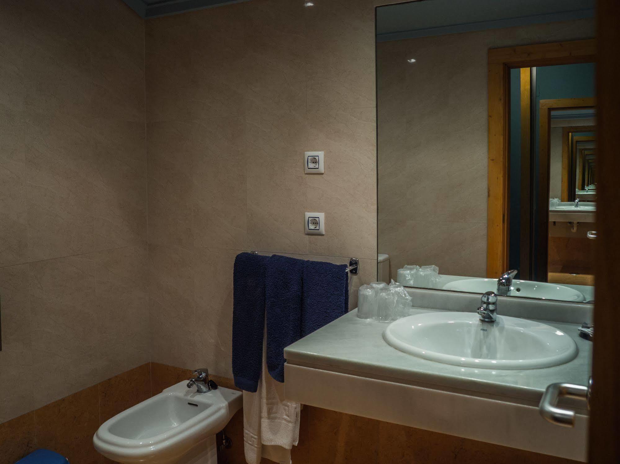 Hotel Bezana Lago ซานตาครูซ เด เบซานา ภายนอก รูปภาพ