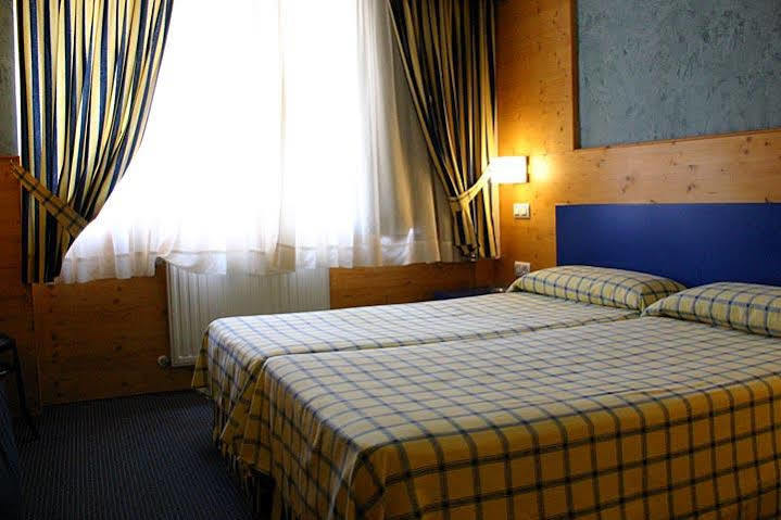 Hotel Bezana Lago ซานตาครูซ เด เบซานา ภายนอก รูปภาพ